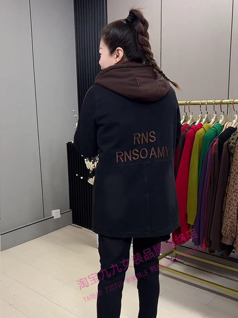 High-end large-size soft denim plus velvet jacket for women in winter mother suit color-blocking hooded embroidery fashionable medium-length cotton suit