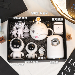 Birthday gift boys to send friends practical New Year 18 years old gift box astronaut with hand gift male best man Valentine's Day