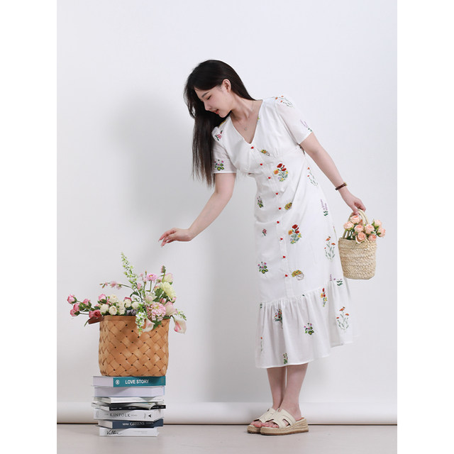 
Xia Dada large-size women's clothing French heavy industry temperament plant printed V-line long skirt gentle and luxurious style slim long skirt