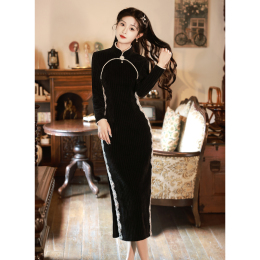 Black cheongsam 2023 new winter long sleeves thick retro temperament repair height expensive autumn and winter new Chinese winter