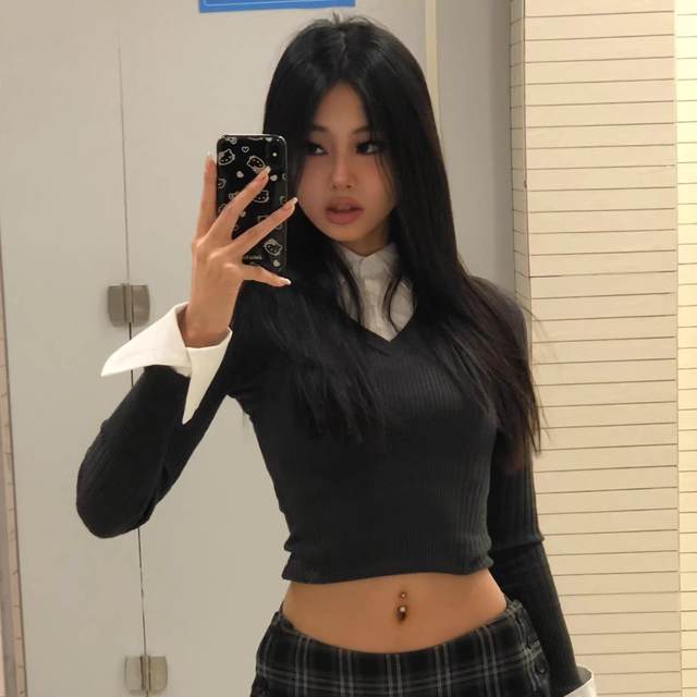 Retro plaid suit skirt for women in spring 2025 new sexy slim hot girl pleated miniskirt a-line skirt