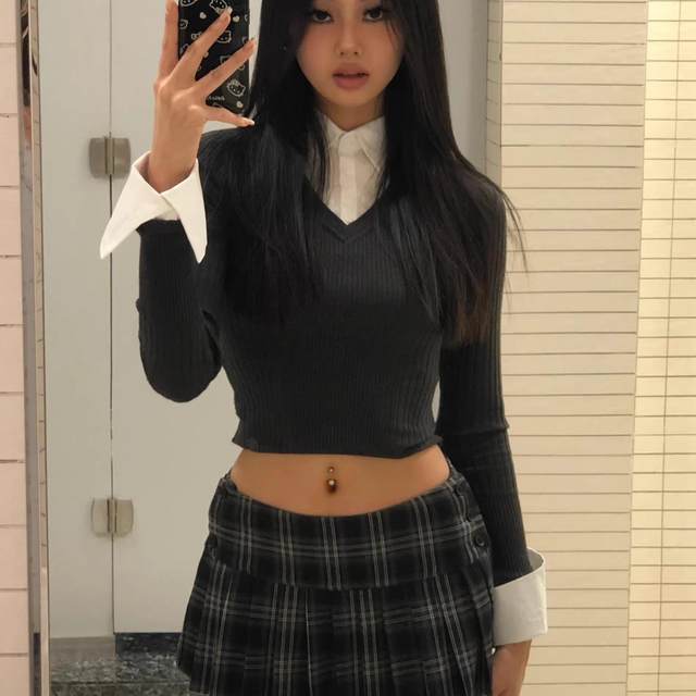 Retro plaid suit skirt for women in spring 2025 new sexy slim hot girl pleated miniskirt a-line skirt