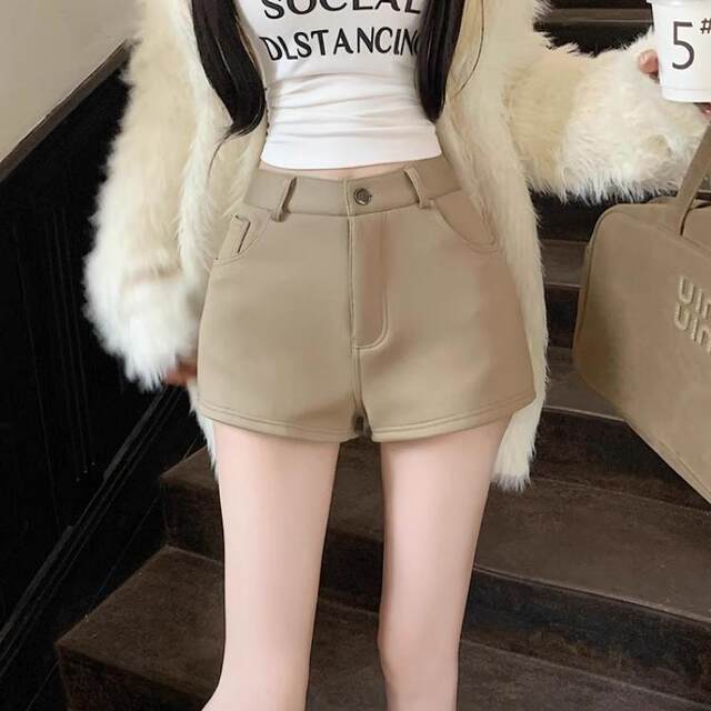White straight-leg shorts for women in spring and summer 2025 new slim fit and slim small high-waisted casual hot girl A-line hot pants
