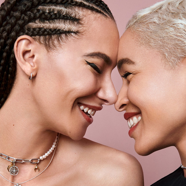 Pandora Pandora's sparkling simple earrings inlaid design are fashionable, light and luxurious, versatile and unisex gifts