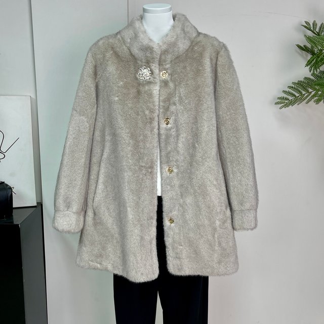 Mom's winter coat is fashionable and stylish. Middle-aged and elderly women have noble fur all-in-one imitation mink velvet coat.
