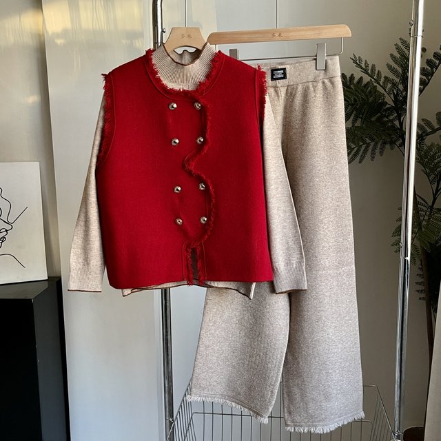 Mom wear new Chinese breasted vest knitted suit autumn style small fragrance style horse clip fashion three-piece set