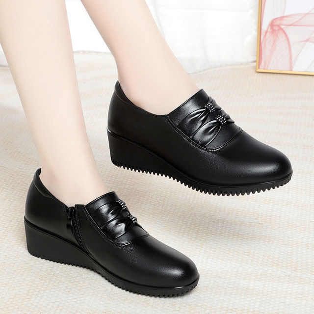 Wedge-heeled leather mother shoes soft sole non-slip middle-aged women's single shoes mid-heeled red middle-aged leather shoes comfortable round head