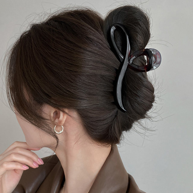 Simple and versatile water drop lines large hair clips for women with high-end temperament hair chuck hair clips for a lot of hair shark clips