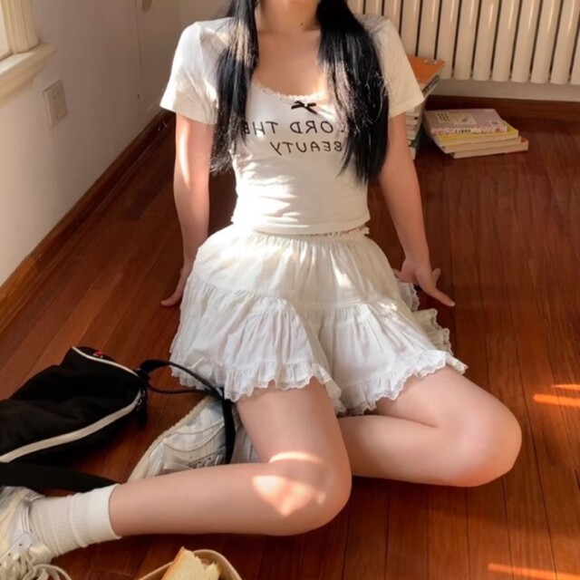 French retro white skirt for women in spring and autumn, outer wear, A-line cake skirt, lace high-waist temperament short skirt