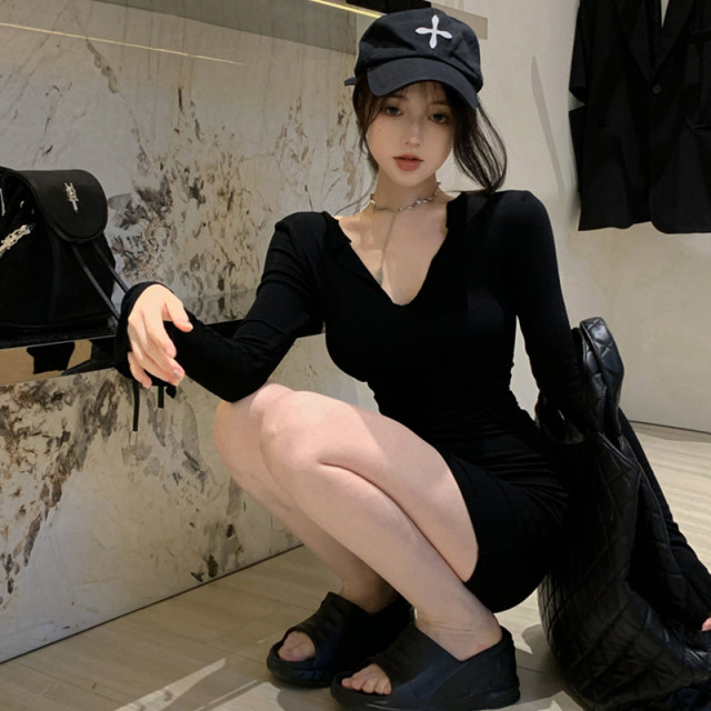 2025 spring new base skirt hot girl short skirt nightclub V-neck pleated slim hip-pack sexy dress for women