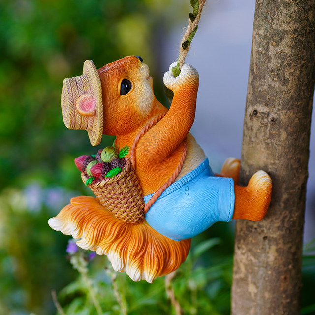 Cute climbing squirrel garden balcony wall hanging pot hanging kindergarten outdoor tree hanging pipe decoration landscaping ornaments