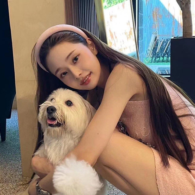 Song Zhiya's same face-showing pink headband for women, high-end, fashionable and stylish headband for face washing.