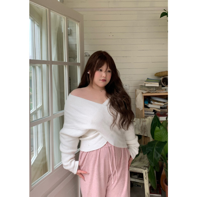 dese smug design sense cross V-neck sweater for women autumn large size fat mm off-shoulder long-sleeved knitted top
