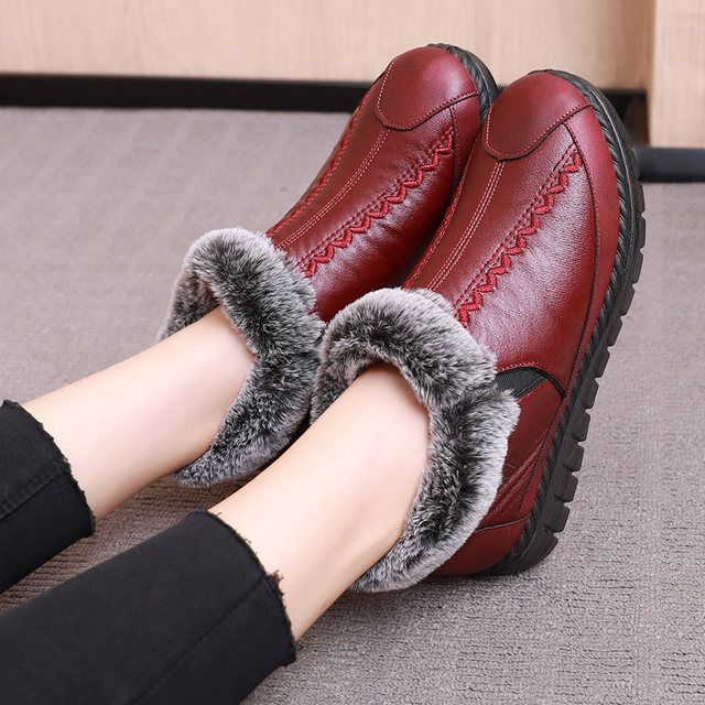 Old Beijing cotton shoes women's winter mother's shoes plus velvet and thickening to keep warm grandma snow boots soft sole non-slip old people's shoes cotton boots