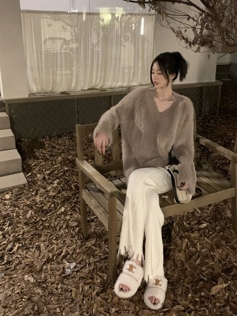 Korean style lazy V-neck sweater for women thickened autumn and winter Korean high-end mid-length soft and gentle style knitted top