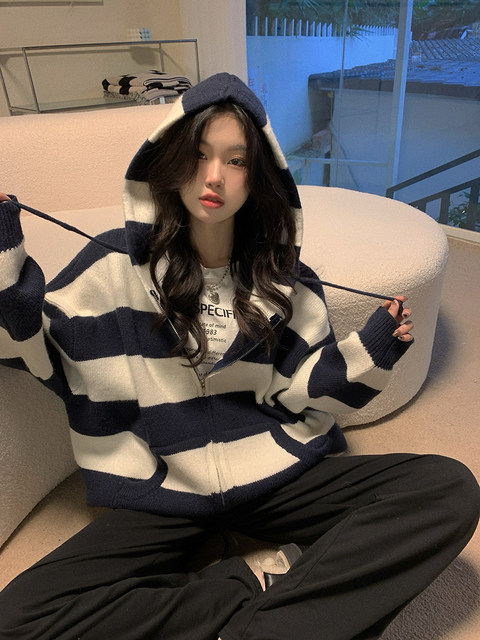 Lazy style hooded sweater jacket for women in autumn and winter 2025 new gentle Korean loose striped knitted cardigan top