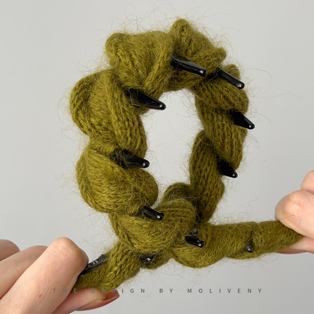 Fashionable braided wool headband headband for women, autumn and winter temperament high skull plush headband hair accessory non-slip toothed hairpin