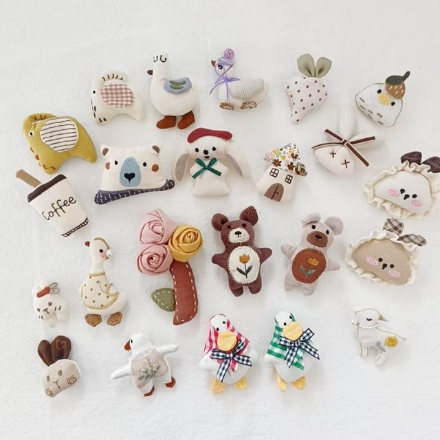 The collection of forest brooch super cute cartoon animal pins creative autumn and winter new children's brooch pin accessories