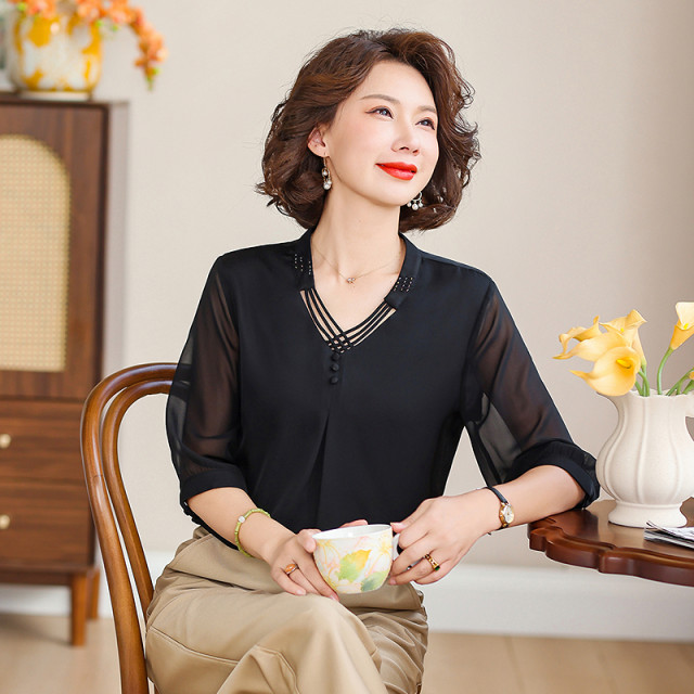 Qi Dai black silk mulberry silk big brand top for women 2025 spring and summer new V-neck five-point sleeve mother dress shirt
