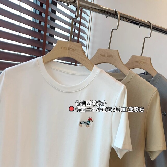 THEWOW Fun and age-reducing contrasting color dachshund dog embroidery needle method compact straight-tube version round neck straight shoulder short-sleeved T-shirt
