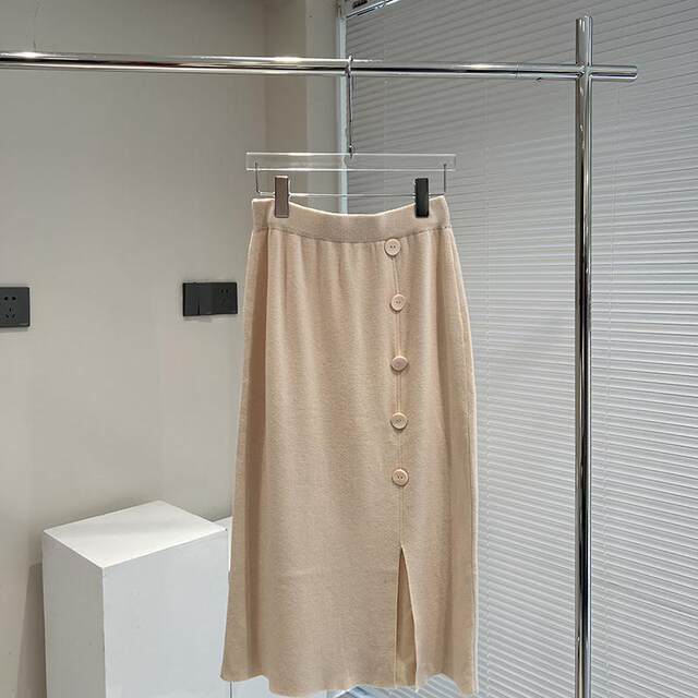 Clearance knitted skirt women in autumn and winter clearance leakage women's middle -long skirts, buttons, butt skirts
