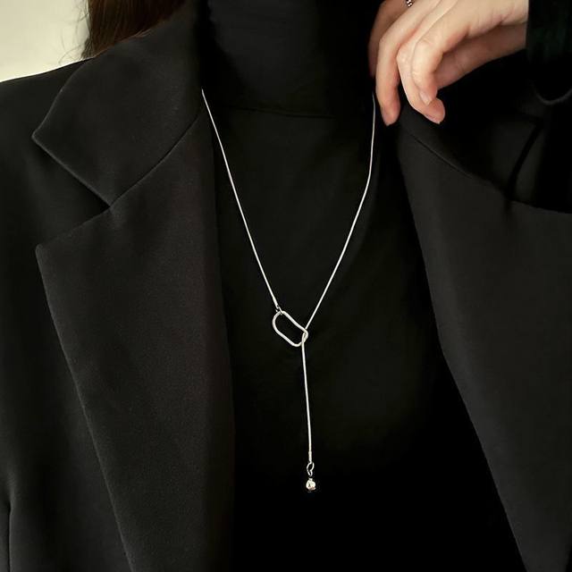 Long necklace for women 2024 new high-end light luxury niche jewelry geometric sweater chain autumn and winter clothing accessories trend