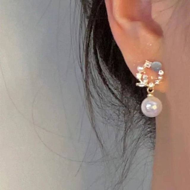 Pearl camellia mosquito coil disc ear clip without piercing women's new high-end flower French style earrings