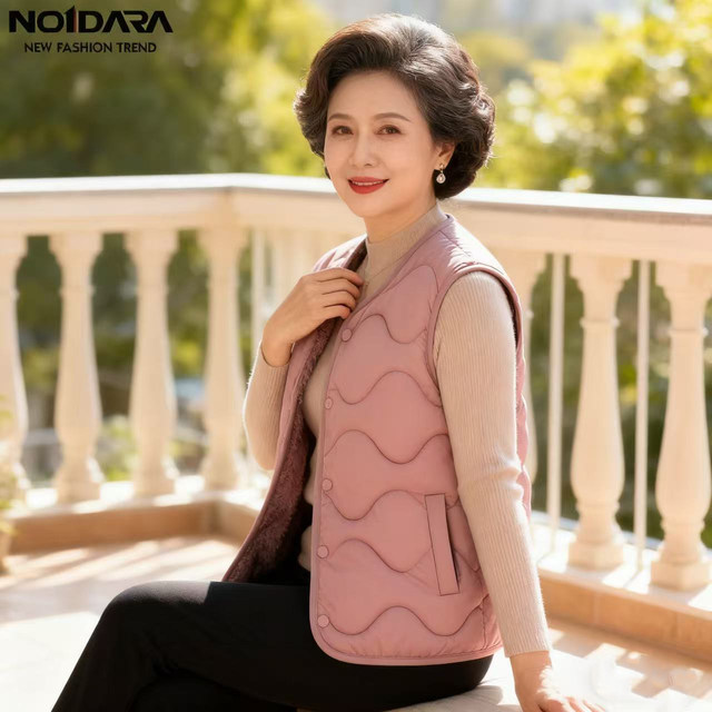Autumn and winter middle-aged and elderly women's clothing, plus velvet, thickening and cotton, warm vest, too big mother's clothing, vest liner