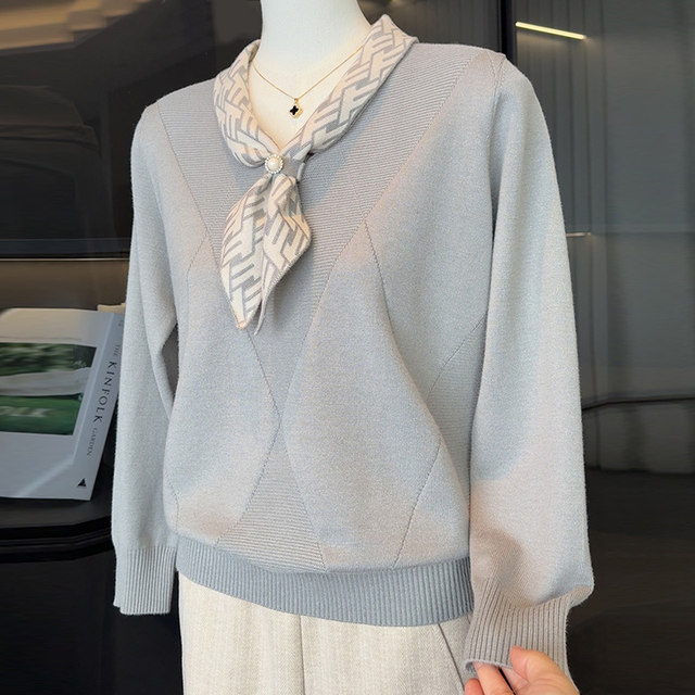 2025 new fashionable and fashionable mother autumn clothes long-sleeved knitted shirt middle-aged and elderly women's spring and autumn sweater base top