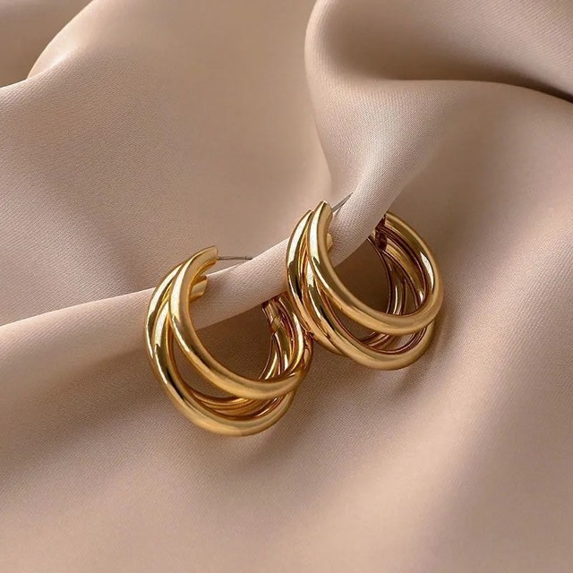 Metal advanced sensor earrings 2024 New trendy explosion earrings Cool temperament light luxury matte earrings atmosphere circle
