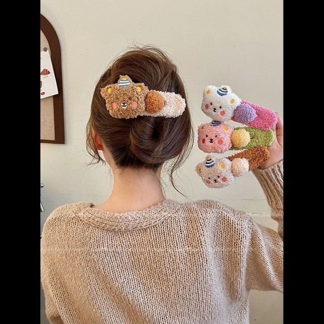 Super sweet and versatile plush hairpin pudding bear duckbill clip cute large headwear 2024 new back of the head grabber