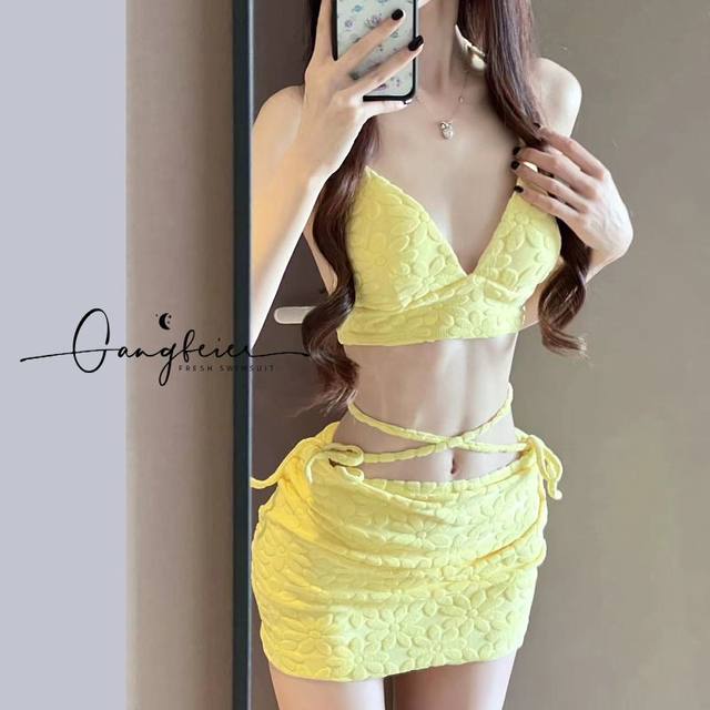 Skirt -style Bikini Swimsuit Female Three -piece Set 2024 New Yellow Hanging Near White Sexy Beach Resort Swimsuit
