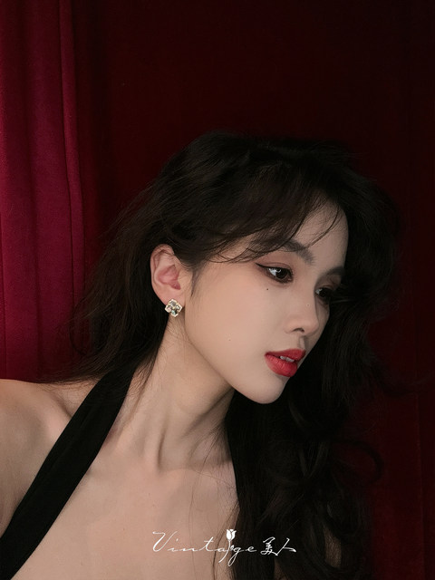 Colosseum French retro medieval high-end niche design exquisite black butterfly shell earrings ear clips