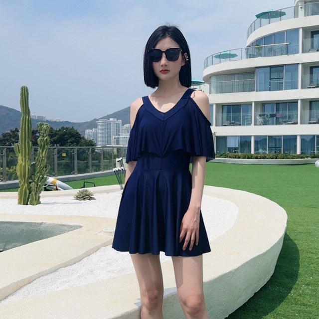 2025 new one-piece swimsuit for women in hot spring, high-end, slightly fat, covering the flesh, looking slim, conservative steel support, gathering at the beach for swimming