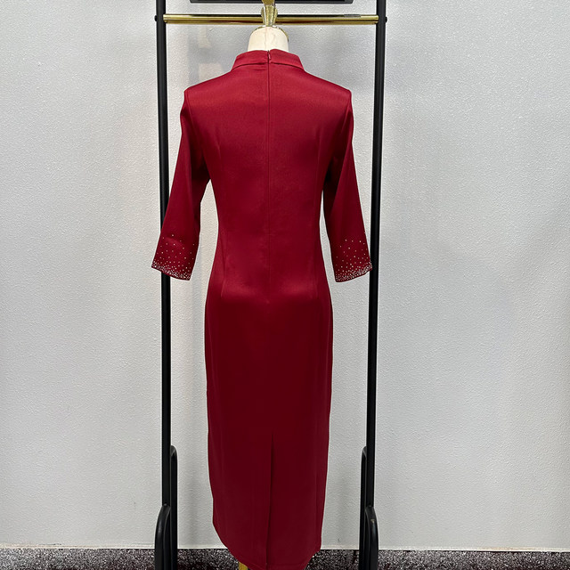 Xi's mother-in-law dress May Day wedding mother dress new Chinese cheongsam wedding banquet high-end acetic acid satin burgundy wedding dress