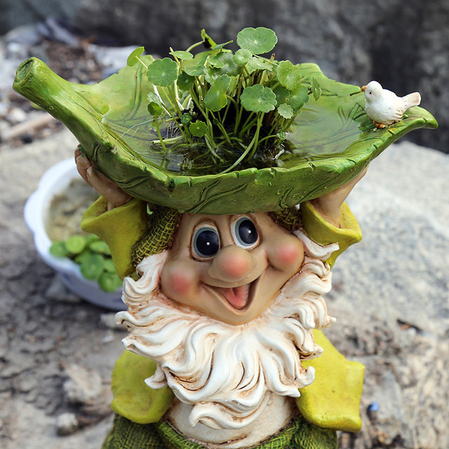 The courtyard decorative outdoor garden courtyard decoration garden decoration creative resin dwarf cartoon sculpture ornaments