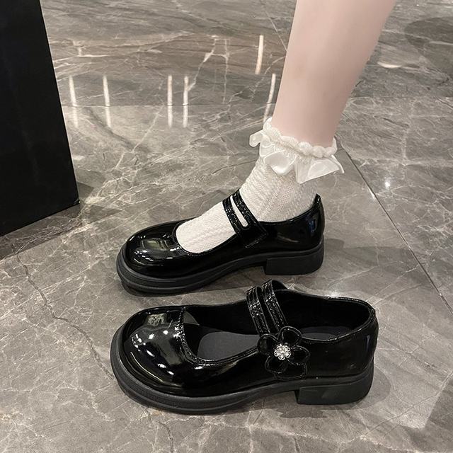 Junior high school students and elementary school students white and black shoes Japanese girl school uniform princess shoes chorus performers performed shoes
