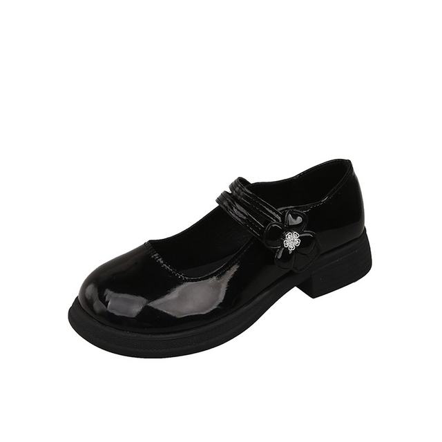 Junior high school students and elementary school students white and black shoes Japanese girl school uniform princess shoes chorus performers performed shoes

