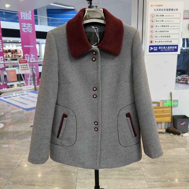 Fashionable mother's lapel small fragrance style 2025 autumn and winter short jacket age-reducing style contrasting color loose middle-aged and elderly tops