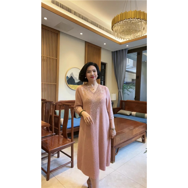 Autumn and winter high-end mother's wear V-neck knitted dress loose belly-covering large size mid-length sweater dress with three-quarter sleeves