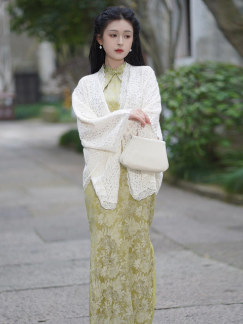 Knitted shawl with cheongsam outside 2025 new retro Republican style literary girl short cardigan jacket