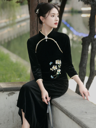 Black long-sleeved velvet cheongsam 2023 autumn new Chinese-style improved high-end temperament young girls