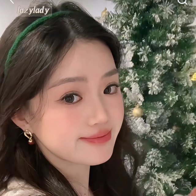 Very plain and stylish. The narrow version is very Korean. Gentle woolen hairband. Simple four-season thin headband hairpin for women.