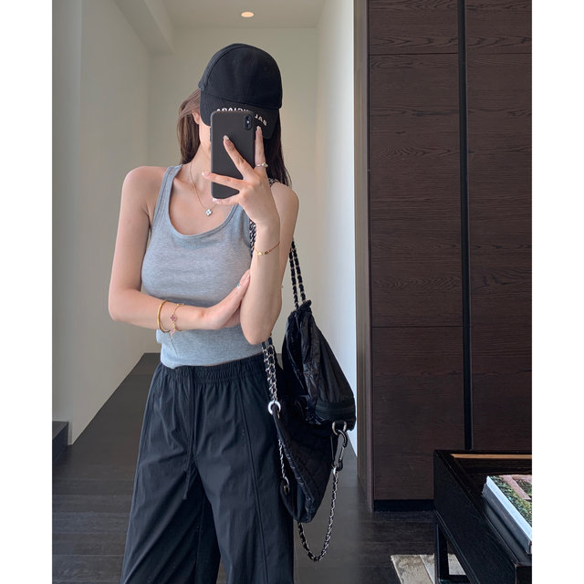 
AMR UU paired with artifacts for four seasons wearable vest tops comfortable with chest pads and a short-sleeved T-shirt for women