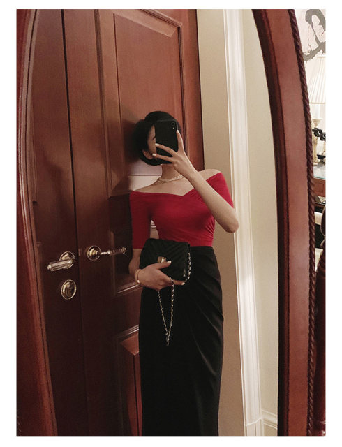 Black cross-shoulder V-neck T-shirt for women in summer mid-sleeved one-shoulder slim base shirt one-sleeved one-sleeved sexy collarbone

