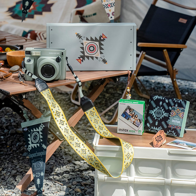 Fuji's one -time imaging wide -width camera takes Wide400 with a beakus totem 20 pieces of paper accessories boxes