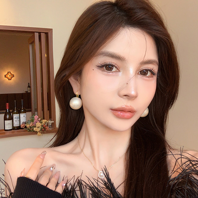 Hong Kong style retro exaggerated pearl earrings women's earrings niche unique design earrings European and American cold style earrings