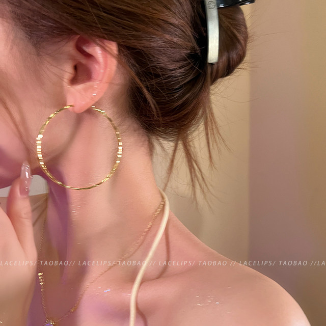 Gold-colored ring earrings for women with high-end exaggerated atmospheric earrings 2025 new hot style simple temperament circle earrings