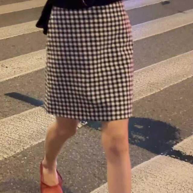 
Black and white plaid skirt for women in spring and summer new pear-shaped body fashionable versatile short skirt to make them look slim and hip A-line midskirt