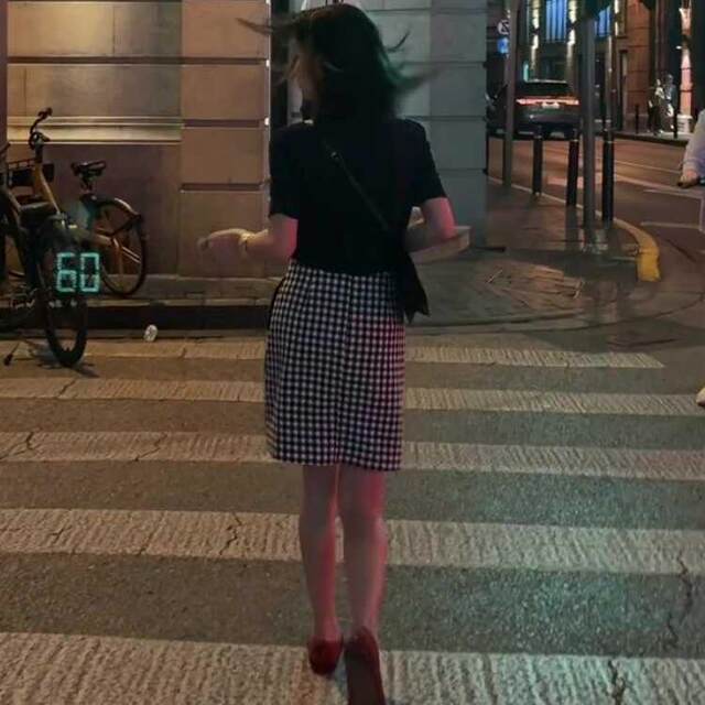 
Black and white plaid skirt for women in spring and summer new pear-shaped body fashionable versatile short skirt to make them look slim and hip A-line midskirt